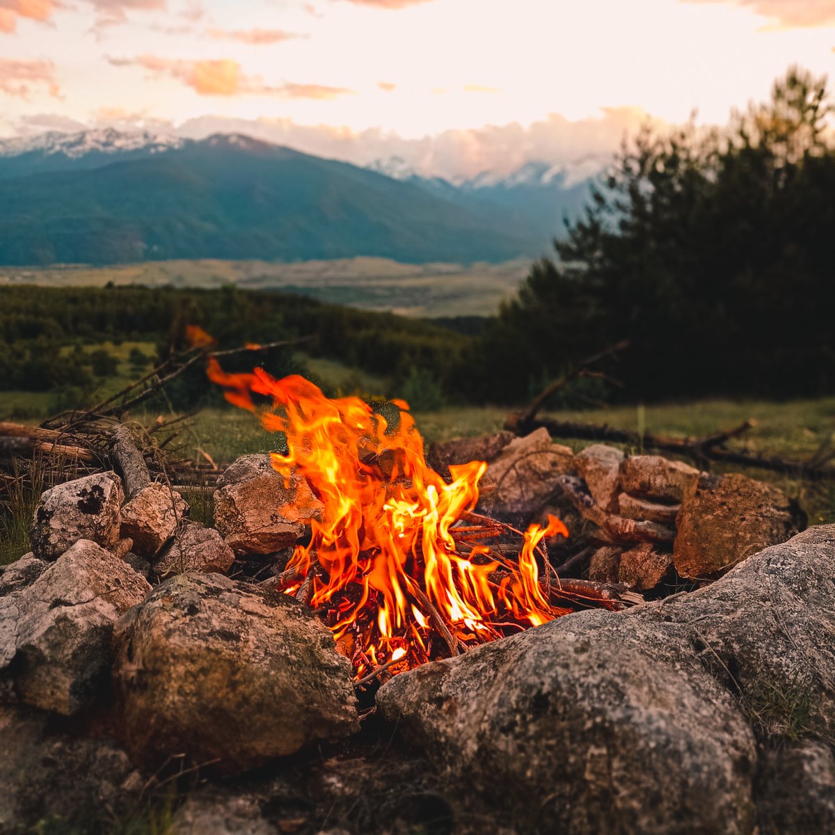 🏕 Camping between 3 mountains - Rila, Pirin and Rhodopes 

🚵 And plenty of mountain biking trails near #Bansko #Bulgaria 

travellingbuzz.com 

#travelbloggers #exploreBulgaria #travellingbuzz