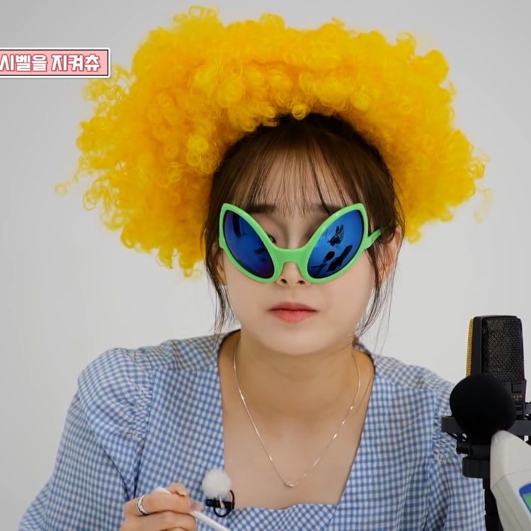 weeeklyfolder's tweet photo. hi zoa                                      hi chuu
from weeekly                       from loona https://t.co/1yuyOjdCoR