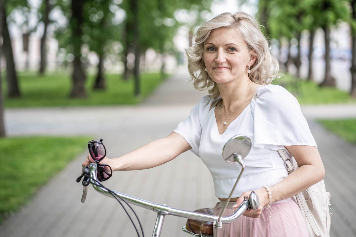 TUESILV's tweet image. "Pasaulē ir tāda situācija, kuru es nevaru kontrolēt, tādēļ atliek viena vienīga lieta - vienkārši dzīvot." Apmācību vadītāja Ieva Johansson #TUESLV #NVOCovid2021 tuesi.lv/vienkarsi-dziv…