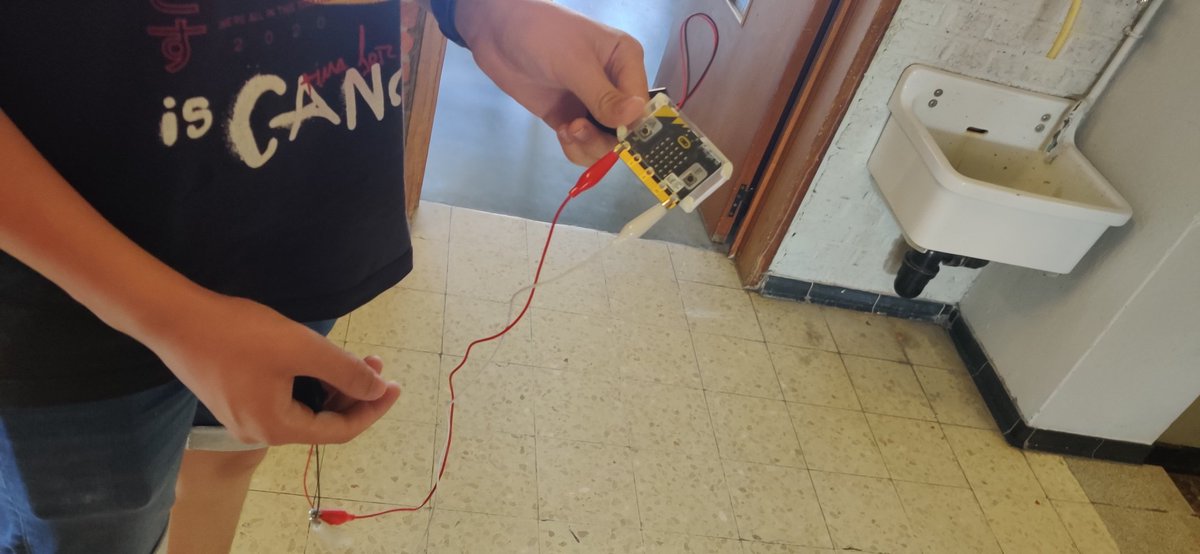 ttinfosaintroch's tweet photo. Hier les 4e ont expérimenté les cartes  micro:bit et on tenté avec succès de faire une chaîne de communication entre leurs appareils. Bravo à eux ! https://t.co/7YiG60wZcX