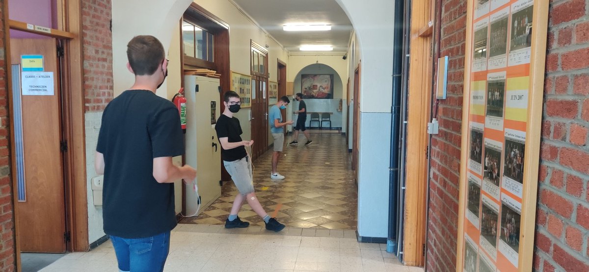ttinfosaintroch's tweet photo. Hier les 4e ont expérimenté les cartes  micro:bit et on tenté avec succès de faire une chaîne de communication entre leurs appareils. Bravo à eux ! https://t.co/7YiG60wZcX