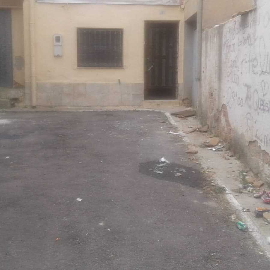 ACamporrobles's tweet photo. ⭕ COMUNICADO ALCALDÍA ACTOS VANDÁLICOS ⭕

👉🏼 En este caso concreto, se trata del destrozo de los bancos🪑 del Polideportivo y de ocupación de vivienda privada.
👉🏼 Desde esta Alcaldía se pide colaboración ciudadana para la concienciación contra el mal uso y los actos incívicos. https://t.co/JfQnjp9Ns4