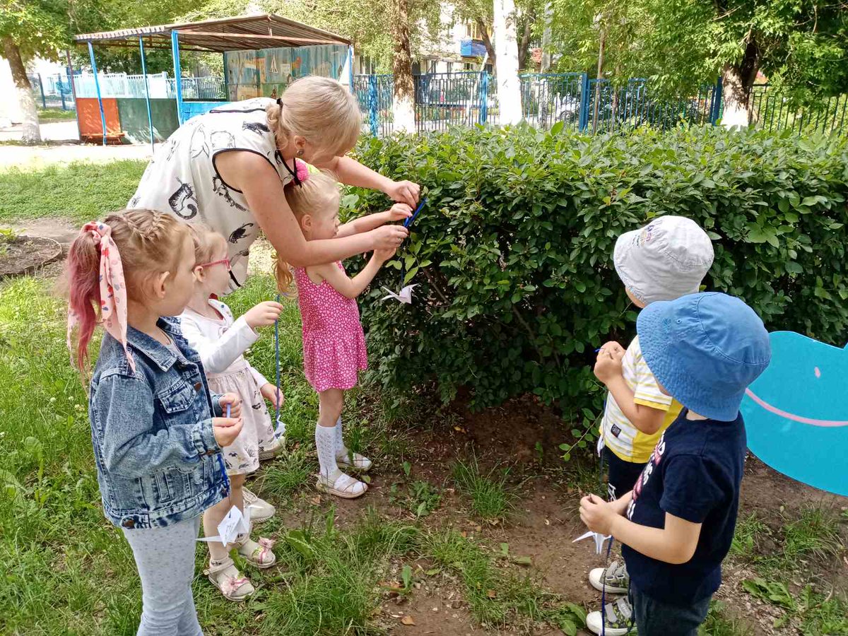 Воспитанники и педагоги д/с Ежик #Новокуйбышевск присоединились к акции #Журавли, разместив белых журавликов с именами участников Великой Отечественной войны на деревьях, окнах и домах. Помним. Гордимся. Чтим!