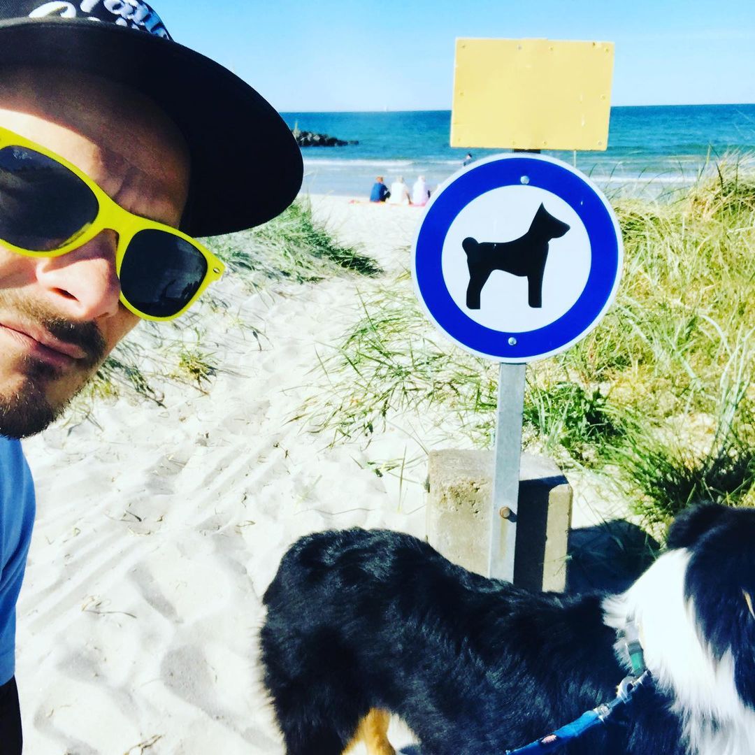 Heute ist ein Strandtag angesagt 🌞
Allerdings ist es schon nicht immer so einfach mit dem Rollstuhl an den Strand zu gehen.
Wie löst Ihr das Problem?