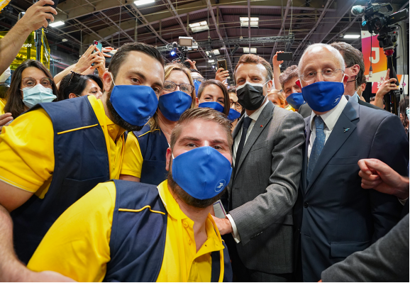 Quand <a href="/EmmanuelMacron/">Emmanuel Macron</a> se rend sur notre stand du <a href="/GroupeLaPoste/">La Poste Groupe</a> à  #VivaTech et fait un selfie avec notre Président <a href="/PhilippeWahl/">PhilippeWahl</a> et nos postiers ! 😍
Mention toute particulière pour Julien, notre chargé de clientèle de #Toulon (à gauche)😉