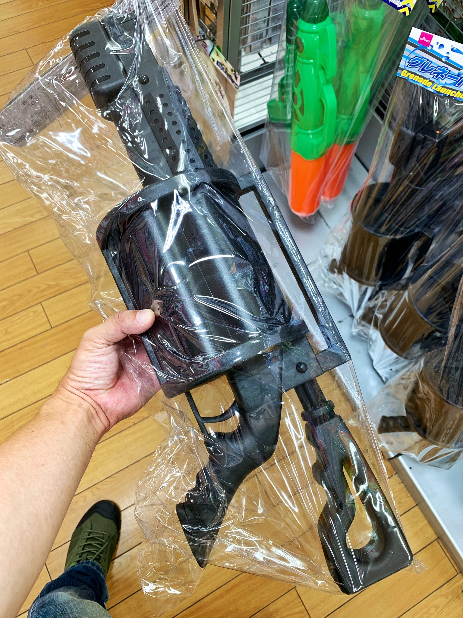 ザン ウー すげぇ ダイソーで 回転式グレネードランチャー売ってる 持って見たら500円の水鉄砲だったw ザン ウー すげぇ ダイソーで 回転式グレネードランチャー売ってる 持って見たら500円の水鉄砲だったw