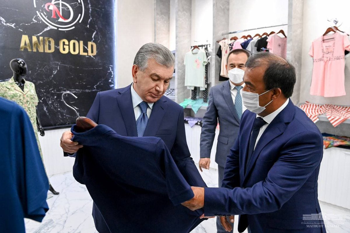 president_uz's tweet photo. President Shavkat Mirziyoyev got acquainted with the activities of the clothing and knitting enterprise in the remote Kugai makhalla of the Izbaskan District and had a sincere conversation with the staff.
#Mirziyoyev #RegionsDevelopment #industry https://t.co/aTJMgck5C6