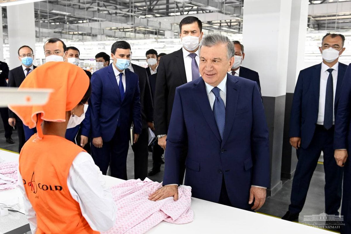 president_uz's tweet photo. President Shavkat Mirziyoyev got acquainted with the activities of the clothing and knitting enterprise in the remote Kugai makhalla of the Izbaskan District and had a sincere conversation with the staff.
#Mirziyoyev #RegionsDevelopment #industry https://t.co/aTJMgck5C6