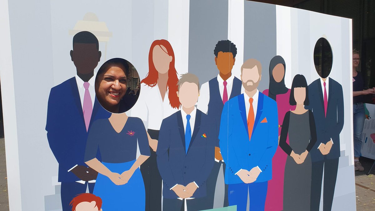 gelijkisanders's tweet photo. Korte terugblik op een geslaagde activiteit afgelopen dinsdag. Goede gesprekken over de campagne, leuke mensen, lekker weer en zelfs demissionair minister president Mark Rutte ging op de foto met onze inclusieve bordesfoto - https://t.co/QXsqKgVizr

#GelijkIsAnders https://t.co/21wmA700Uv