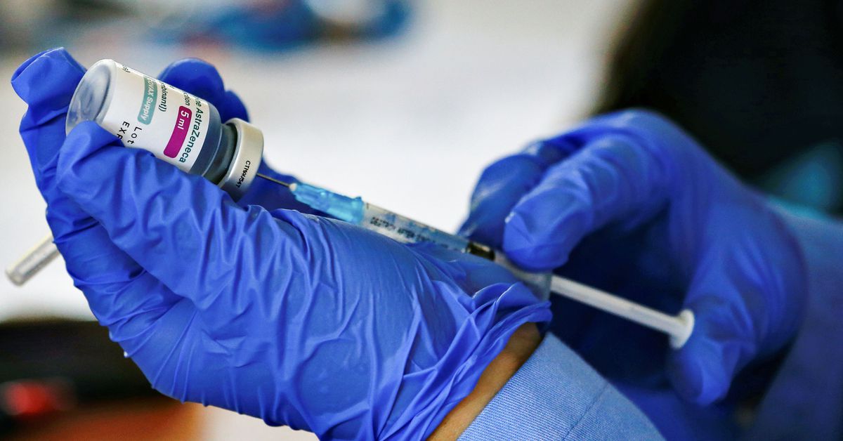 Reuters's tweet photo. Hundreds of Indonesian doctors contract COVID-19 despite vaccination, dozens hospitalised https://t.co/6LEUmRF1Xq https://t.co/mZfSrFa3HU