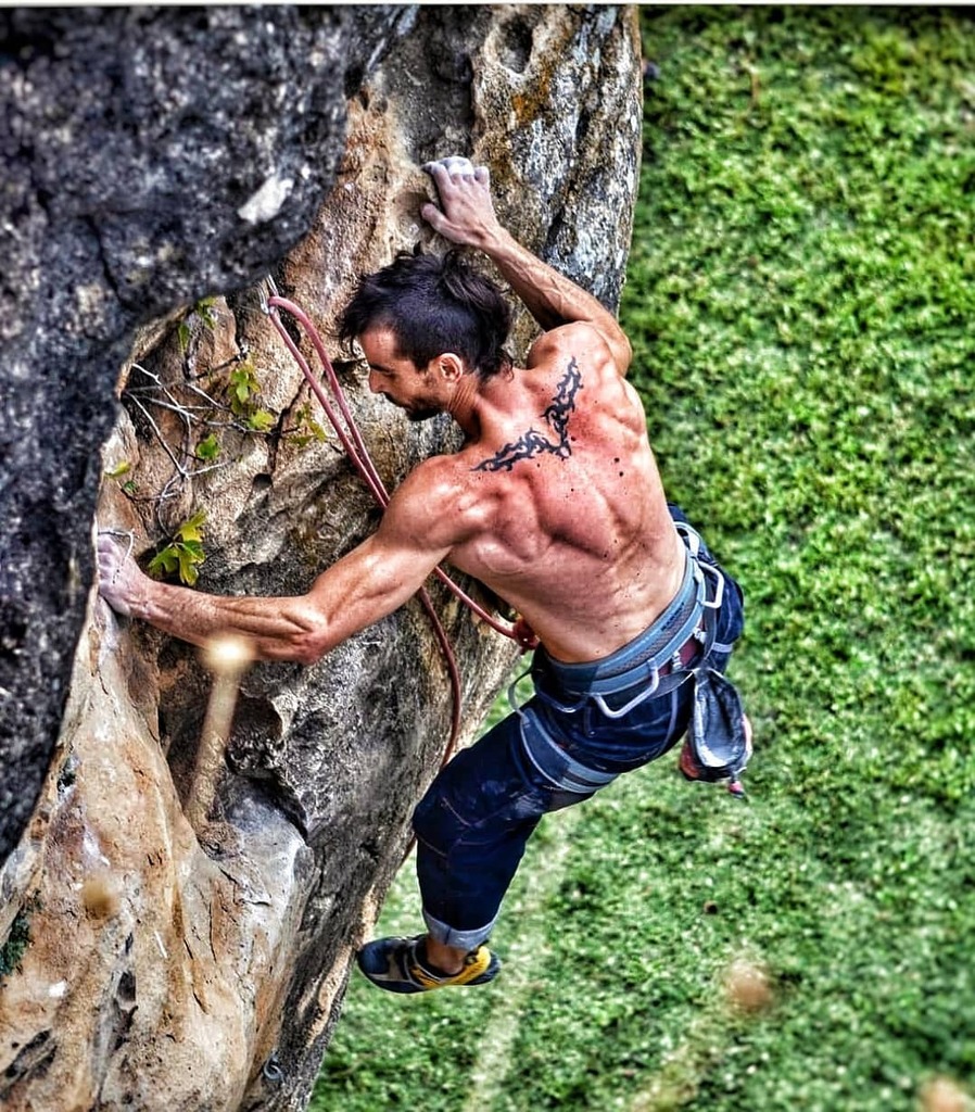Equilibrium.
🐺<a href="/carlospuche4/">Carlos Puche</a> 
.
.
.
.
.
.
.
.
#lalobera #routsetter #wolvesdontbark #boulderingspain #routesetter #escaladadeportiva  #arrampicata #rockclimbing #climbing #boulder #bloque #escalador  #climber #bulder #climbingspain #chalk #grimper #climbinghard #roar #grind #…