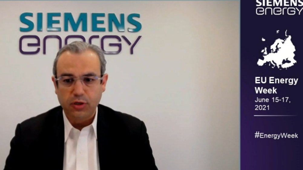 su_weissmann's tweet photo. "Technology is ready for #greenhydrogen, bottle neck is producing, transporting and storing it in such amount and the economic behind" @KarimXAmin at #EnergyWeek https://t.co/5IthnrJ3AN https://t.co/QrUcDizNUV