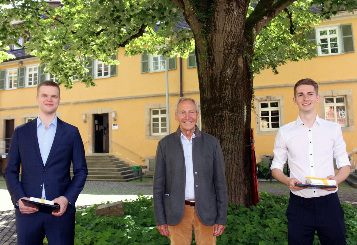 hfwu_tweet's tweet photo. Zu Besuch an der #HfWU: der ehemalige „Chefberater der Deutschland AG“ und Ex-McKinsey-Chef Herbert #Henzler. Im #SummerTalk sprach er im Stream vor weltweit rund hundert Teilnehmer:innen. Anschließend Vergabe der von ihm gespendeten Stipendien. Mehr dazu: https://t.co/FDOXYrMieB https://t.co/cKsGiKGpvw