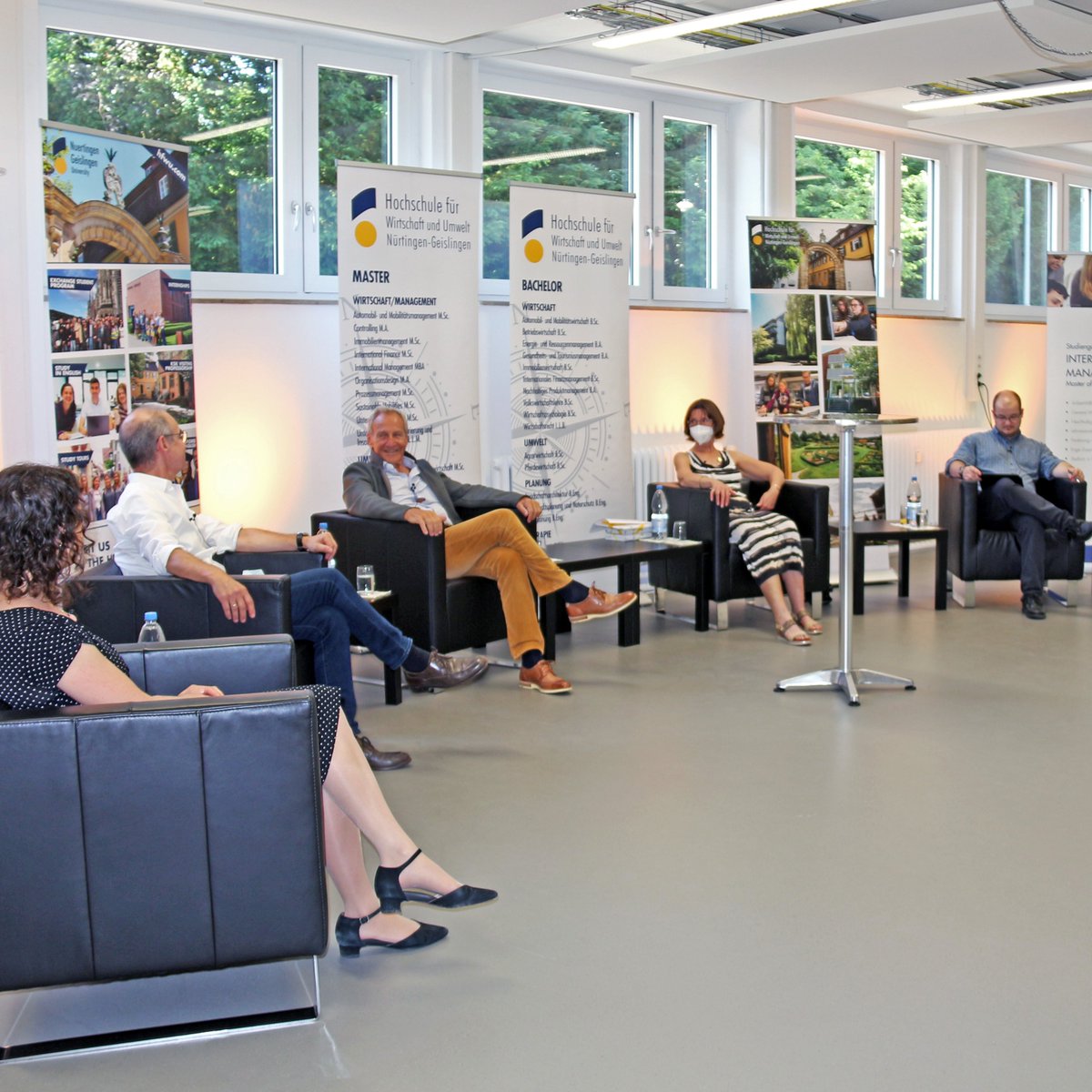 hfwu_tweet's tweet photo. Zu Besuch an der #HfWU: der ehemalige „Chefberater der Deutschland AG“ und Ex-McKinsey-Chef Herbert #Henzler. Im #SummerTalk sprach er im Stream vor weltweit rund hundert Teilnehmer:innen. Anschließend Vergabe der von ihm gespendeten Stipendien. Mehr dazu: https://t.co/FDOXYrMieB https://t.co/cKsGiKGpvw