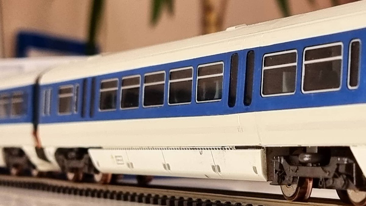 PdannyH's tweet image. #WhatsOnTheWorkbench - work continues on the #Class465 trailer cars. Almost ready to add the #NSE red stripes back on. Still need to rebuild the inner end chassis at the former valance end &amp;amp; repaint the two driving cars.
#NetworkSouthEast #TMRGUK #Networker #VariousMultipleUnits