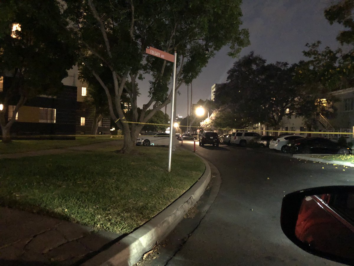 Moehoeme's tweet photo. What is going on at #ParkLaBrea in #LA? People be droppin like flies. Well, not that bad but so far three deaths in just a couple months. Two #homicides and one #jumper #suicide off #Tower47 which was horrible; sounded like a car accident when he hit the ground https://t.co/5FbHBTRQto