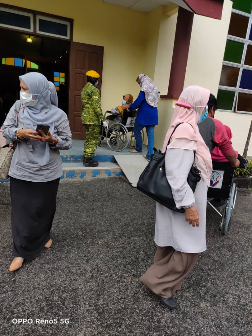 RELAkulai's tweet photo. 17 Jun 2021 (Khamis) 
PENUGASAN DI PUSAT PEMBERIAN VAKSIN (PPV)

#setiaberbakti
#DariRakyatBersamaRakyatUntukRakyat
#PatuhiSOP 

@yahyakgc @SazaliZin @msrz81 @KDNPUTRAJAYA @Hasni_Johor @mynadma 
@MKNJPM @relamalaysia @JPAMJohor  @japenjohor 

UMR Kulai | PT (U) Baizura https://t.co/Z3gfpI8OLm