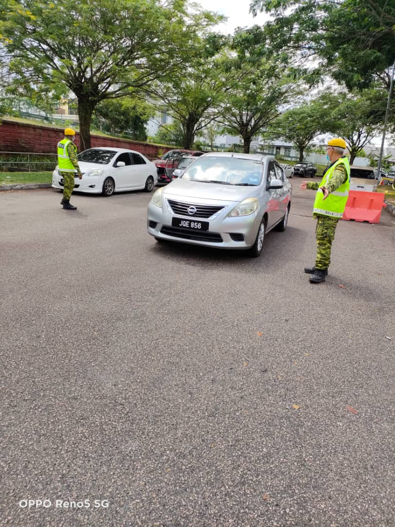 RELAkulai's tweet photo. 17 Jun 2021 (Khamis) 
PENUGASAN DI PUSAT PEMBERIAN VAKSIN (PPV)

#setiaberbakti
#DariRakyatBersamaRakyatUntukRakyat
#PatuhiSOP 

@yahyakgc @SazaliZin @msrz81 @KDNPUTRAJAYA @Hasni_Johor @mynadma 
@MKNJPM @relamalaysia @JPAMJohor  @japenjohor 

UMR Kulai | PT (U) Baizura https://t.co/Z3gfpI8OLm
