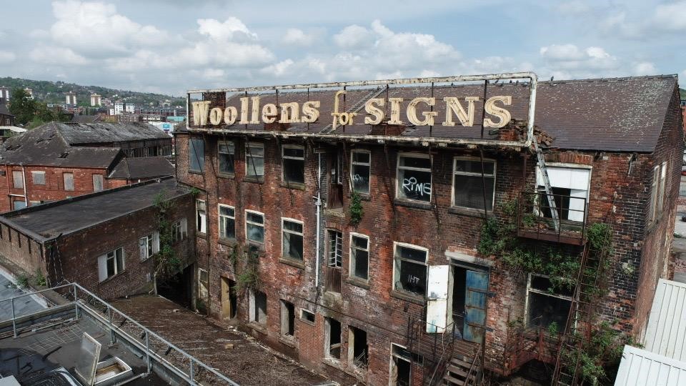 SheffMuseums's tweet image. We’re delighted to welcome the iconic Woollens sign to Sheffield’s collection! 

Woollen &amp;amp; Co Sheffield was first established in 1883, and traded for 125 years; the firm&apos;s 21m neon rooftop sign represents an important part of Sheffield’s industrial heritage.