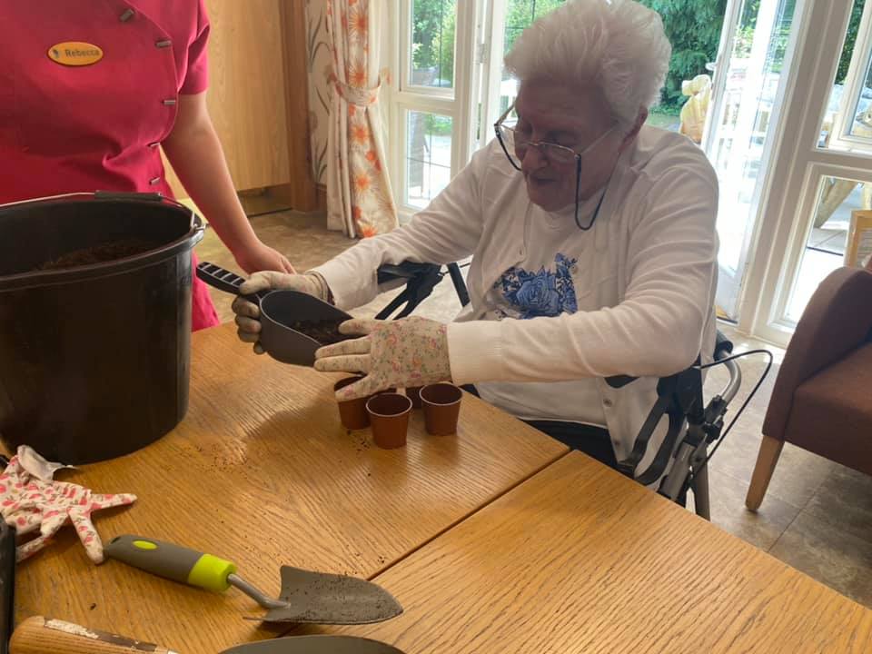 HCH_Bucklesham's tweet photo. Yesterday we continued with our weekly gardening club. For this weeks session we took part in the ready-zen-grow project. We planted sun flower seeds which we will observe over the next few weeks before planted into the ground in the garden 🌻 #ReadyZenGrow https://t.co/dnE9dDcPIs