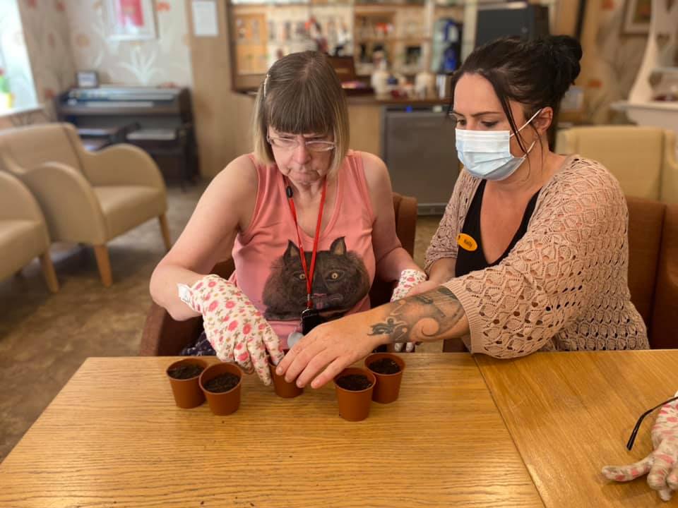 HCH_Bucklesham's tweet photo. Yesterday we continued with our weekly gardening club. For this weeks session we took part in the ready-zen-grow project. We planted sun flower seeds which we will observe over the next few weeks before planted into the ground in the garden 🌻 #ReadyZenGrow https://t.co/dnE9dDcPIs