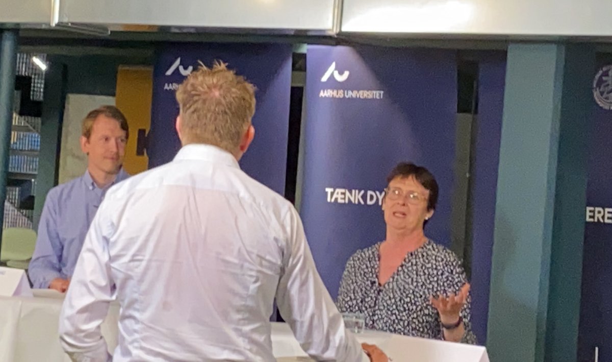 AarhusUni's tweet photo. Professor @M_B_Petersen til #AUfolkemøde “Det er vigtigt ikke at overdrive de sociale mediers betydning - vi mennesker er resiliente. Hvis du har en grundlæggende tillid til systemet, hopper du ikke på #Fakenews.” #fmdk #dkmedier @HopeProject_dk @madsrt @Lisannestweet @Reestorff https://t.co/L0edQxuKGq