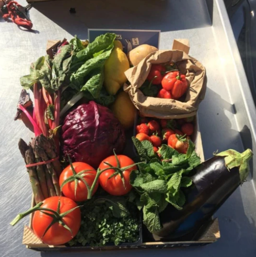 hwk_e9's tweet photo. @doh.life are giving us life; bakery, green grocer and vegan+veggie café AND veg boxes 🍅 🥬 🍆 🌽 🍏 🥕 🍒
& did you see, they have recently announced a collaboration with @howlinghops 🍻
#craftbeer #beercollab #vegbox #connectingcreativity #connectingcommunity https://t.co/LRZvZT176L