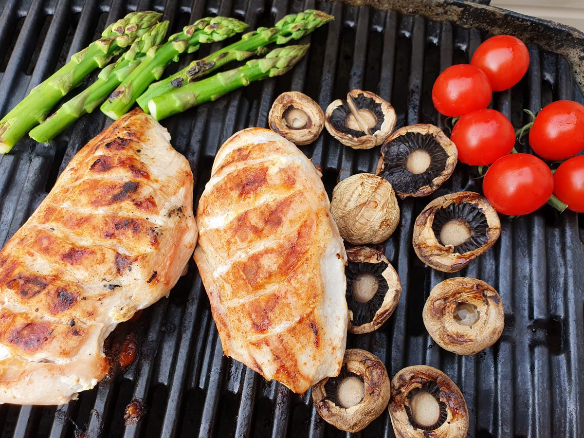 WorldofBBQs's tweet photo. Cheeky little mid week #BBQ this evening 😋
Peri Peri coated #chicken with #veggies 😉 https://t.co/OHhEYbbdxU