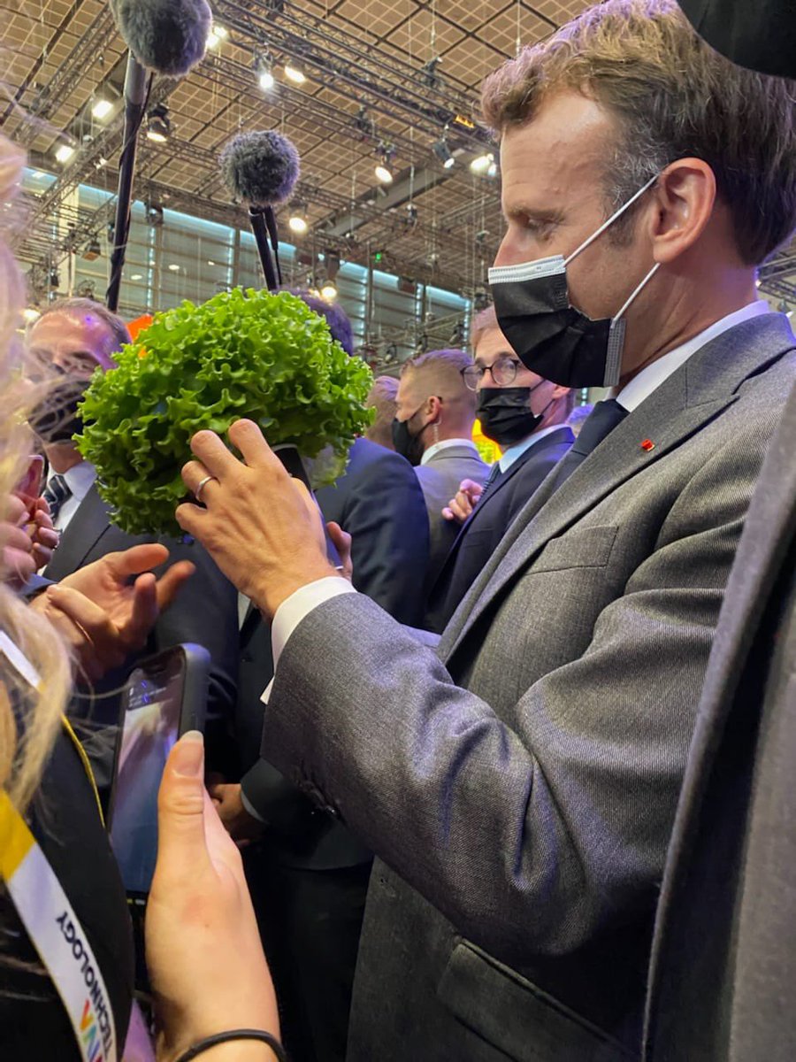Quand notre Président prend soin de notre mascotte à #VivaTech…