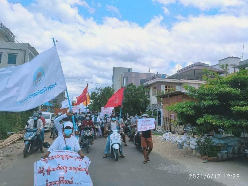 Mandalay's pro-democracy Engineers Family and Economic Family marched to protest against military dictatorship.  #June17Coup #MilkTeaAlliance #WhatsHappeningInMyanmar