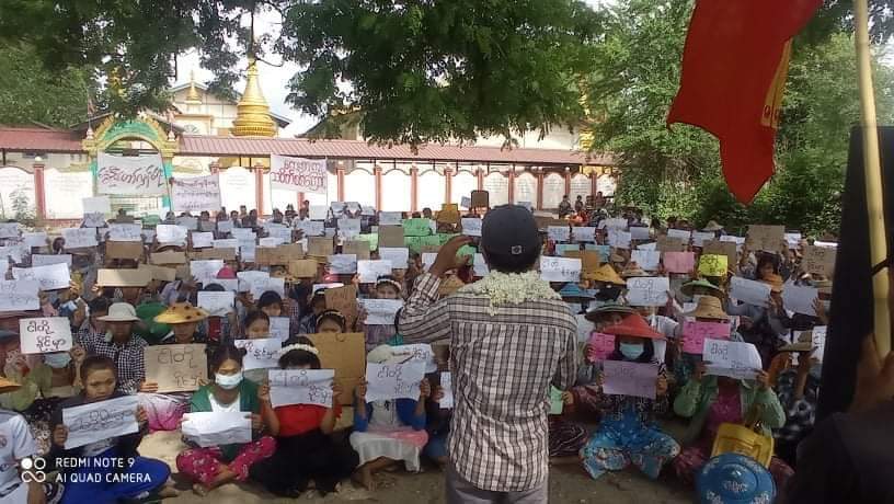 Massive crowd of pro-democracy civilians from Sagaing's Sarlingyi and Yinmarpin marched to protest against military dictatorship.  #June17Coup #MilkTeaAlliance #WhatsHappeningInMyanmar