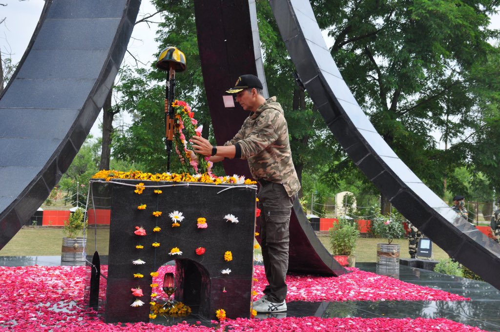 SumitkadeI's tweet photo. He is there to pay tribute to soldiers who lost their lives in battlefield 🙏🏻 https://t.co/rGCu6PIWrK