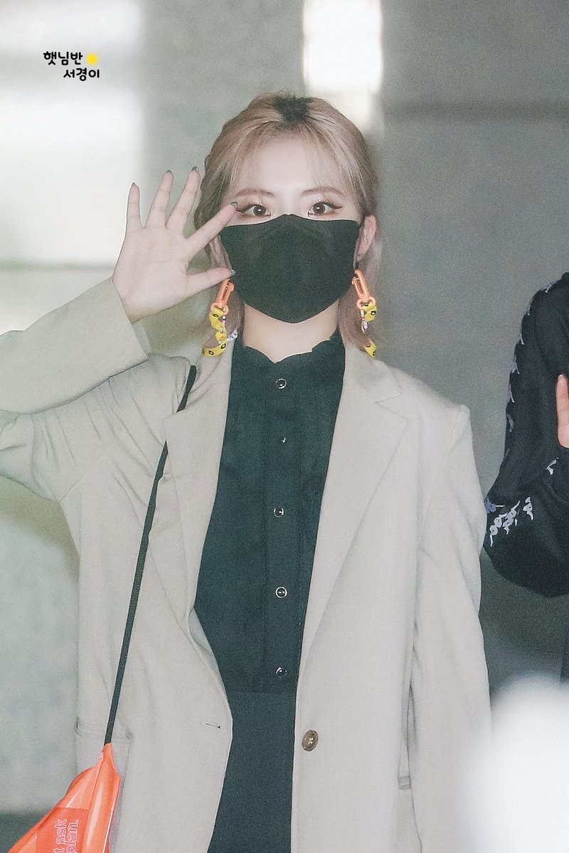 SunClass0416's tweet photo. [210616] 출근길 서경이

🌞

#공원소녀 #서경 
#GWSN #SEOKYOUNG https://t.co/oiX9JgmsmQ