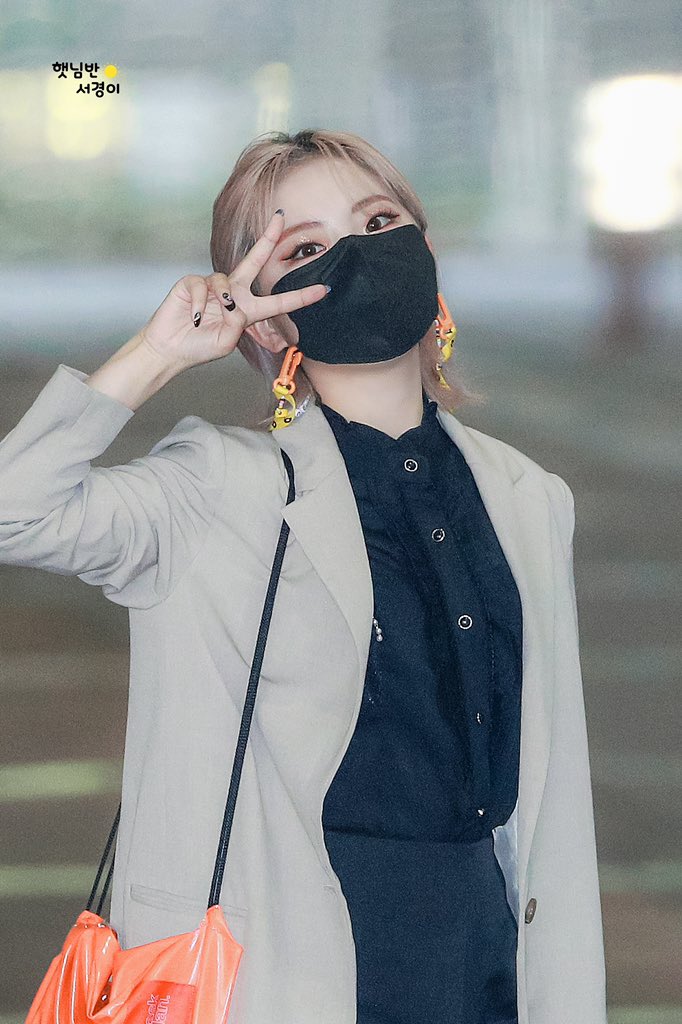 SunClass0416's tweet photo. [210616] 출근길 서경이 2

🌞

#공원소녀 #서경 
#GWSN #SEOKYOUNG https://t.co/EMxwnP0H7K