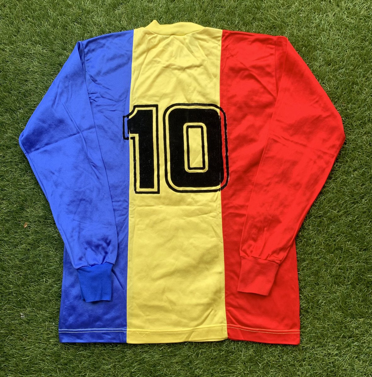 ildelima6's tweet photo. Un troç d’història del @fcandorra 💙💛❤️ i molt especial quan el teu germà la va lluir al 1985. Gràcies Richard Imbernón 🎁🔝 Més il.lusió que una de Messi😉😘 #andorra #andorra1985 #fcandorra #weareandorra #matchwornshirt #tonilima #estadicomunal #futbolandorra #AFM https://t.co/DS3ZbZetVh