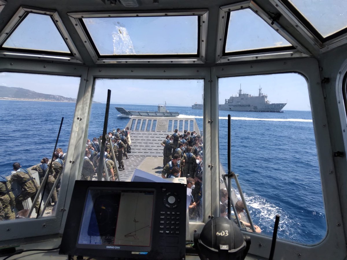 Armada_esp's tweet photo. Alumnos de 1º y 2º curso de la #EscuelaNavalMilitar participan en un desembarco anfibio en la playa del #Retin, donde el #EquipoNavalDePlaya les imparte una conferencia.
#SomosLaArmada ⚓️ 🇪🇸 #DefendemosEspañaDesdeLaMar https://t.co/qGXa3SEz1V