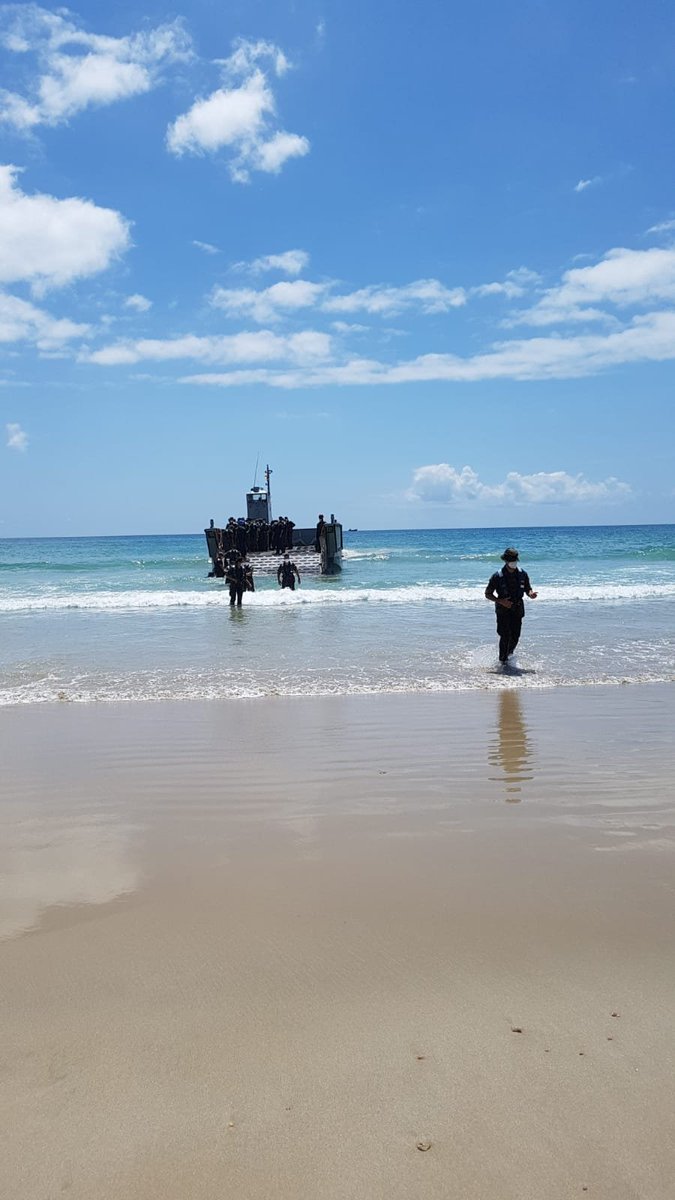 Armada_esp's tweet photo. Alumnos de 1º y 2º curso de la #EscuelaNavalMilitar participan en un desembarco anfibio en la playa del #Retin, donde el #EquipoNavalDePlaya les imparte una conferencia.
#SomosLaArmada ⚓️ 🇪🇸 #DefendemosEspañaDesdeLaMar https://t.co/qGXa3SEz1V