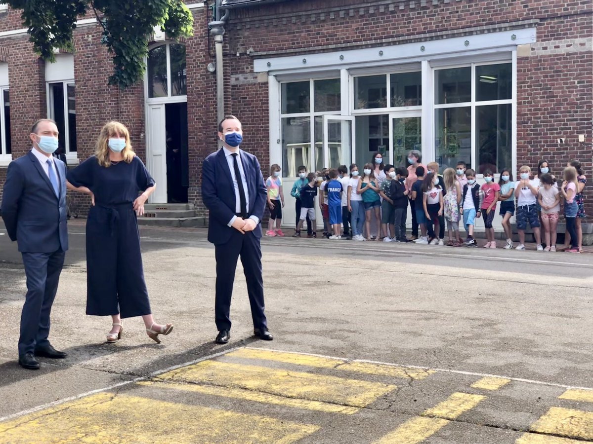 Les enfants, leur directrice et le rectorat attendent E. #Macron dans l’école qu’avait dirigé sa grand-mère. Mais le président s’attarde dehors avec la foule #Picardie