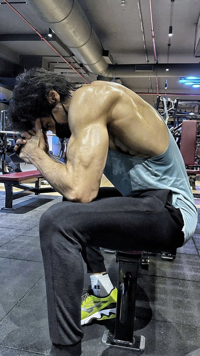 pinkoz_zz's tweet photo. You’re my inspiration but I can’t beat myself. Someday I needa win!!! 
.
.
But your muscles are so perfect I like it.
.
@ChopdaHarshad 
#HarshadChopda 
#postlockdown #firstworkout #here #we #start #building #again #now #noexcuses #noreason #rebuild #redefine #gym #consistent https://t.co/n4fS6B7ukk