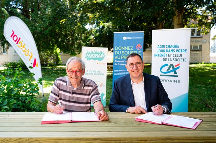 StephaneCara's tweet photo. [SOLIDAIRE]Dans le cadre du fonds de solidarité pour les jeunes, le @C_A_Lorraine a fait un don de 20 000€ à @FondationNIT et @fedelorraine. Un engagement qui permettra aux AGORAé de poursuivre les actions pour les étudiants de notre territoire.🤍
#solidaire #dons @Univ_Lorraine https://t.co/ByTopDHQa1