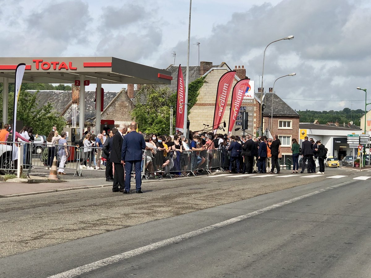 #Macron Total(ement) en campagne ? « Je n’interfère pas, je continue le travail ». Avec la foule depuis environ 30 minutes. #Picardie