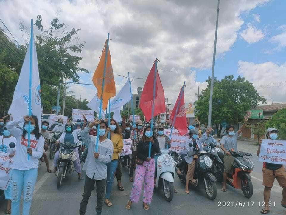 nslwin's tweet photo. MANDALAY:

Mandalay engineers and business family marched and protested against military dictatorship today morning.

#June17Coup #WhatsHappeningInMyanmar #MilkTeaAlliance https://t.co/XRT3QqLv2o
