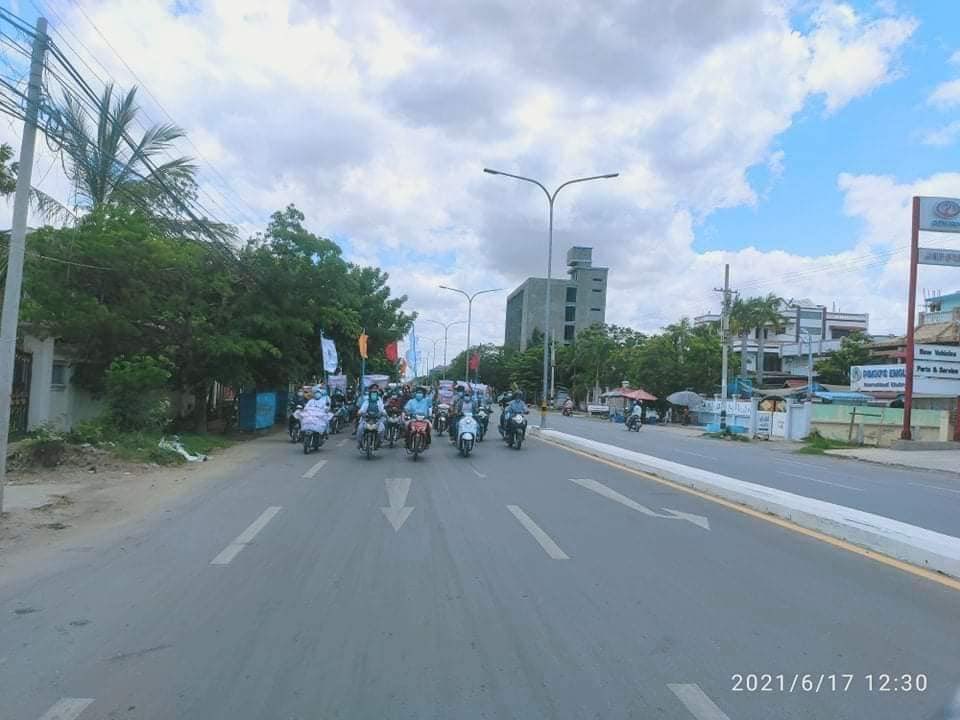 nslwin's tweet photo. MANDALAY:

Mandalay engineers and business family marched and protested against military dictatorship today morning.

#June17Coup #WhatsHappeningInMyanmar #MilkTeaAlliance https://t.co/XRT3QqLv2o