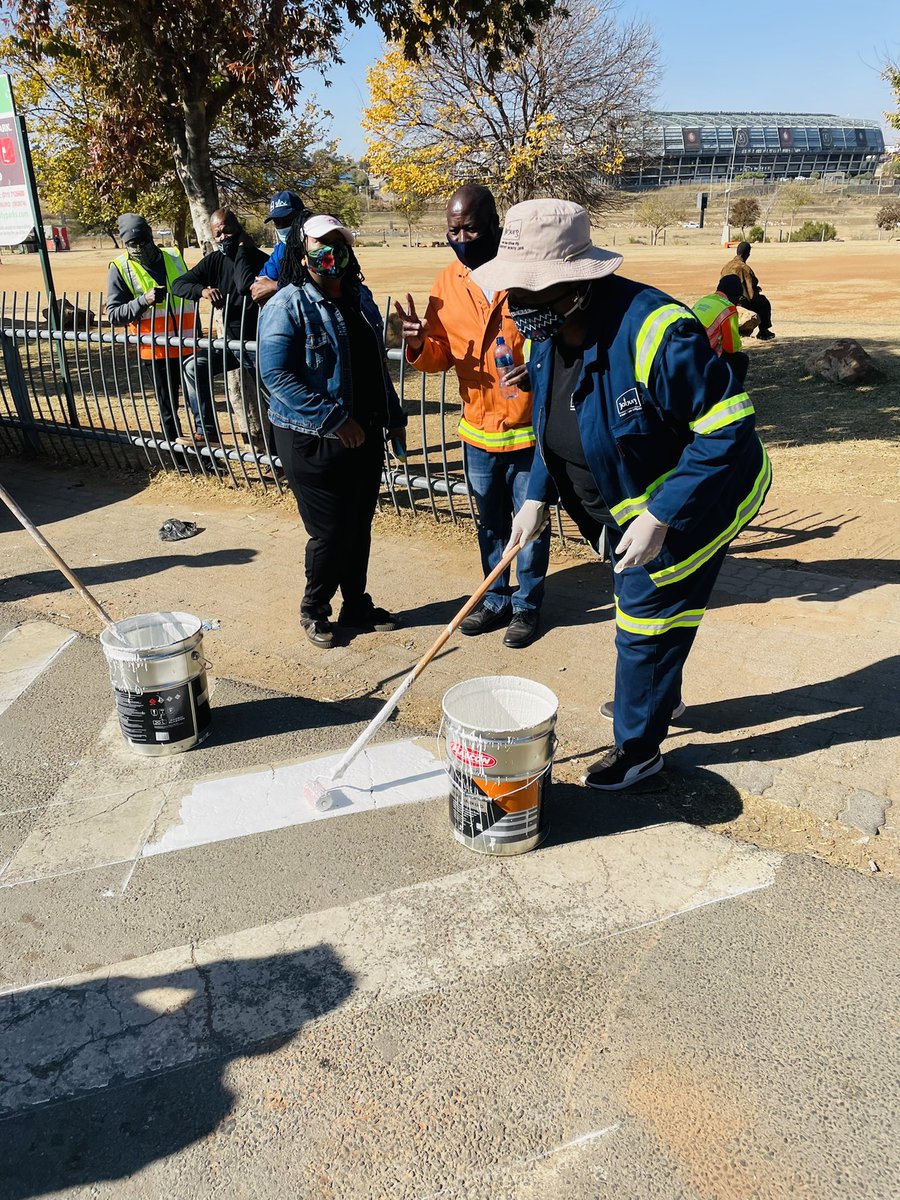 NHMakhuba's tweet photo. Speed humps making outside Orlando west park.@MyJRA @CityofJoburgZA @CoJTransport #WeServeJoburg #TransportingJoburg https://t.co/FAFj3dA3sF