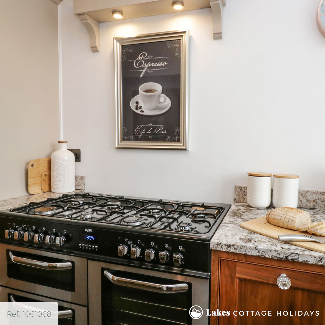 Resting in the heart of Kendal, this self catering apartment offers a luxury base for a couples retreat to the Lakes! ow.ly/dKA850FaFFk

#LakesCottageHolidays | #LakeDistrict | #ThePlaceToBe | #MyLakesHoliday