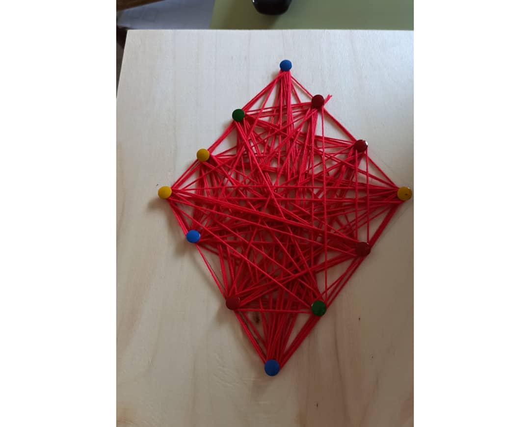 Primero de la ESO está terminando el curso de matemáticas con un tema de innovación: Arte con polígonos y circunferencias. Nuestros alumnos han creado un holograma basado en polígonos para aprender a reconocer vértices, lados y diagonales 🔶️🔺️🔵

#MaristasDespierta