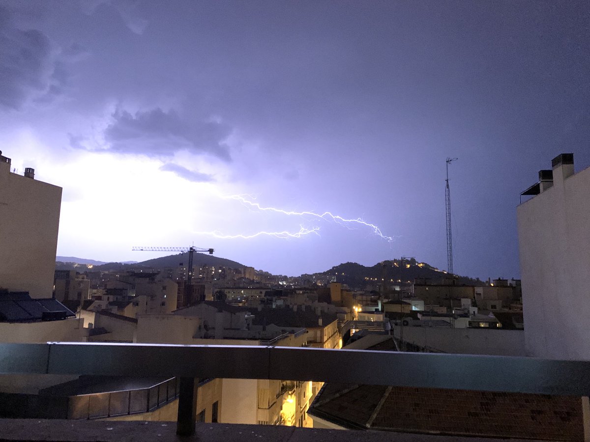CarlosCalero11's tweet photo. ⁦⁦⁦⁦⁦@tiempobrasero⁩ 
Tormenta en #malaga ayer 16/06/21
#alcazaba https://t.co/TW9pGspmUF