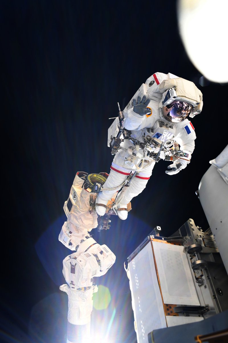 Thom_astro's tweet photo. C’était à la fois une expérience magique et un vrai combat : je ne suis pas prêt d’oublier ce petit tour au bout du bras robotique en tenant un équipement qui fait 3 fois mon poids. Heureusement que @Astro_Megan est championne 🏆 de conduite de bras robotique 🦾 ! #MissionAlpha https://t.co/f3TejuJF01