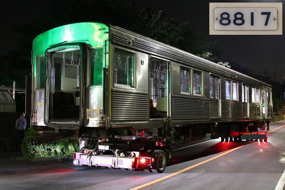 Tokuchan4698606's tweet photo. 2021年6月14日(月)
東急8500系8617F
解体に伴う廃車陸送

第3回目の廃車陸送です。
デハ8817(9号車)・デハ8517(10号車)が搬出されました。 
ブルーシートで見えないですが、先日デハ8517(10号車)における前面帯の撤去を確認できました。

#東急8500系
#8617F https://t.co/rzUUM2ufou
