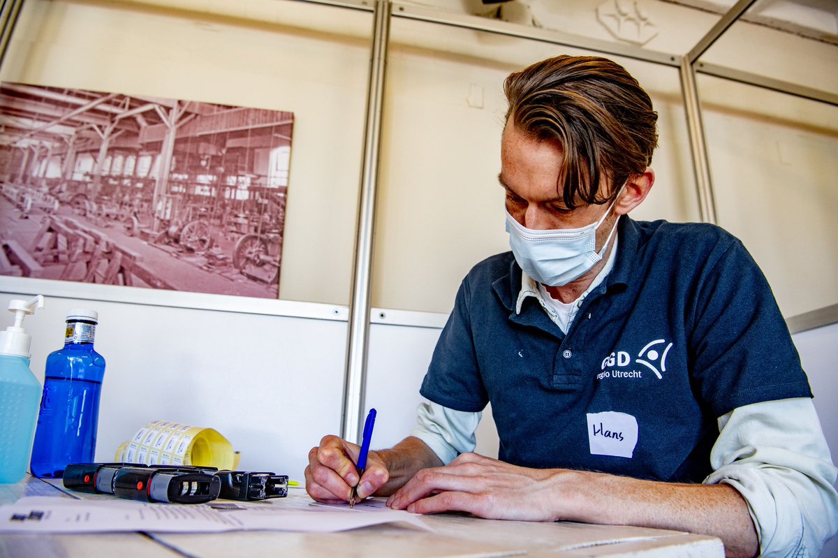 hugodejonge's tweet image. 📣 Geboren in 2️⃣0️⃣0️⃣0️⃣? Het is zover! Iedereen uit dat jaar kan vanaf 13:00 uur 🕐 naar de site. #PlanDePrik online en 🗣 zegt het voort! 👉 coronavaccinatie-afspraak.nl